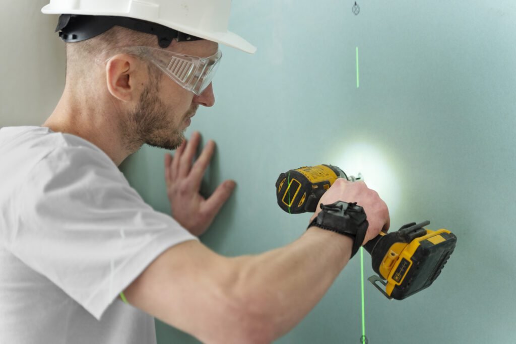 Profesional usando taladro en instalación de pared