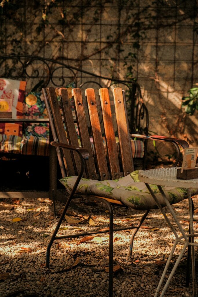 Encuentra la mejor tela para reparar sillas de jardín | ¡Renueva tus muebles al aire libre!