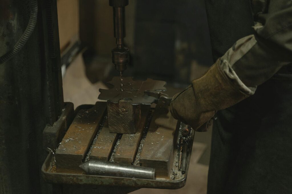 Taladro perforando metal en un taller
