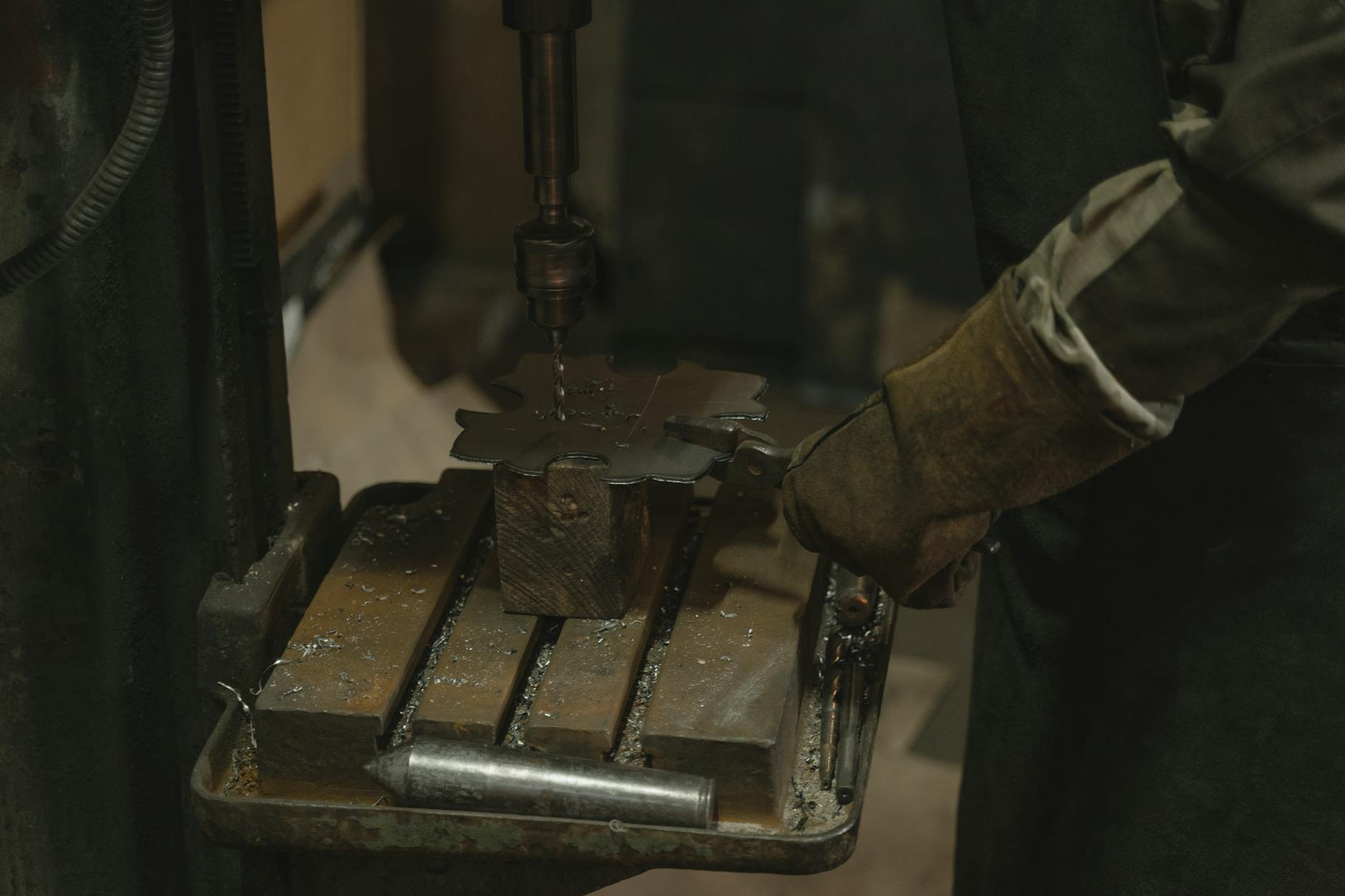 Taladro perforando metal en un taller