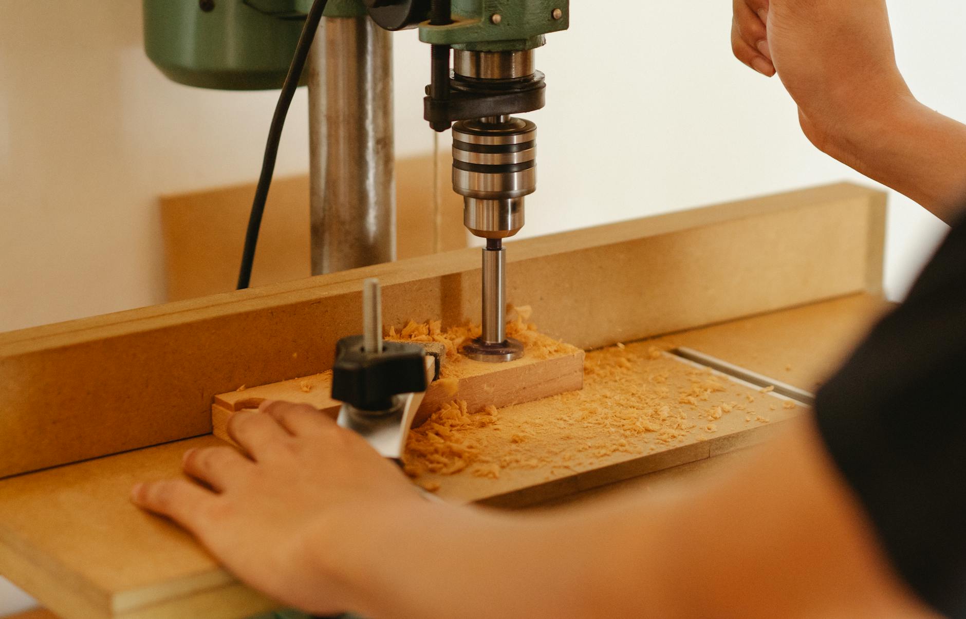 Taladro haciendo agujero recto en madera