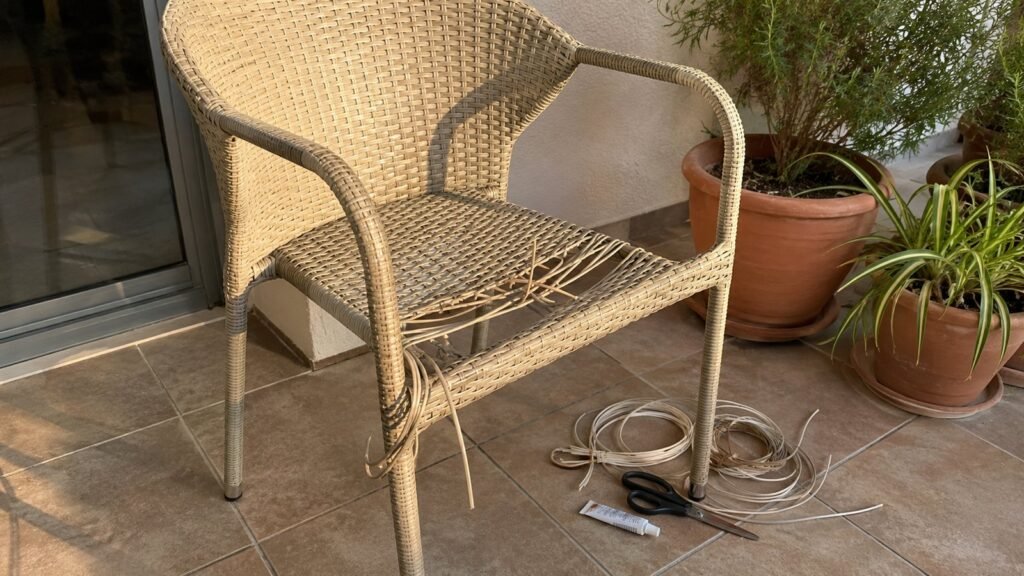 Silla de ratan sintetico con tiras rotas y kit de reparacion en el suelo
