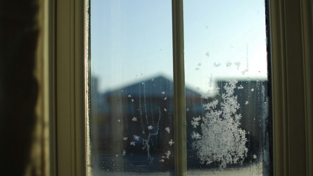 Ventana con escarcha en el cristal en un día de frío
