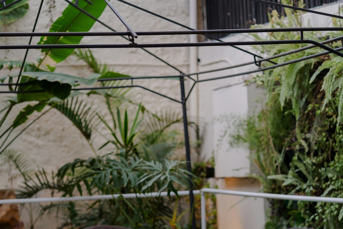 Sofás de ratán sintético en una terraza