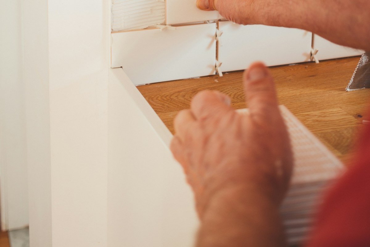 Colocando un azulejo con crucetas
