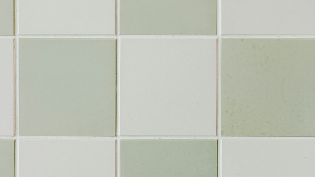 Pared de azulejos verdes