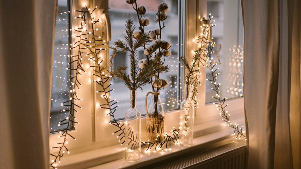 Ventana con guirnaldas de luces de Navidad encendidas