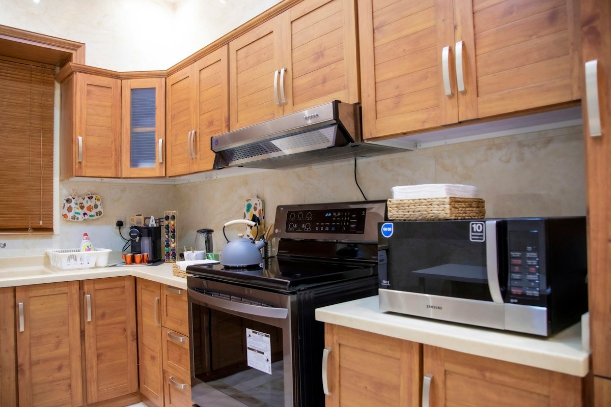 Cocina con muebles altos de madera sobre la encimera