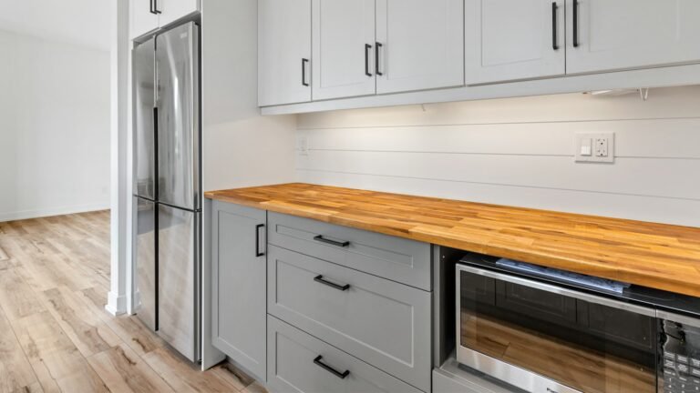 Cómo colgar muebles altos de cocina sin que se caigan