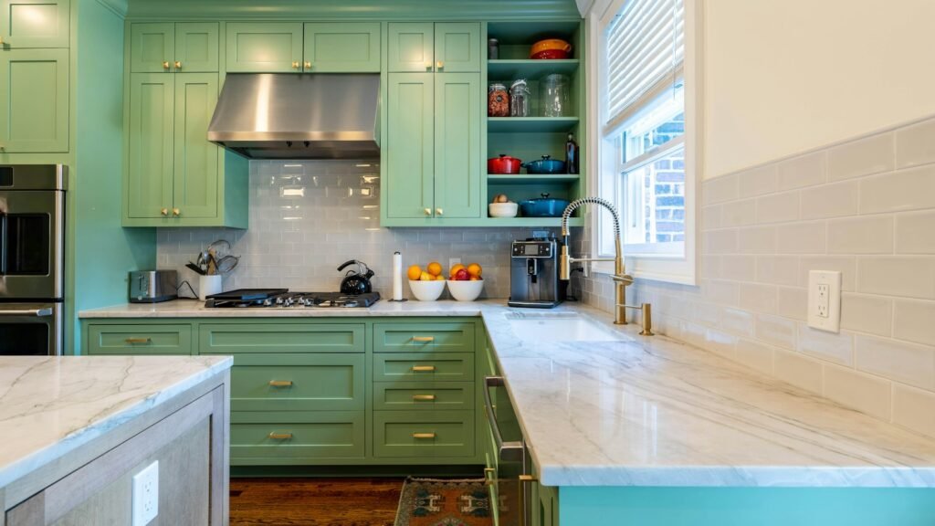 Cocina con los muebles pintados de verde