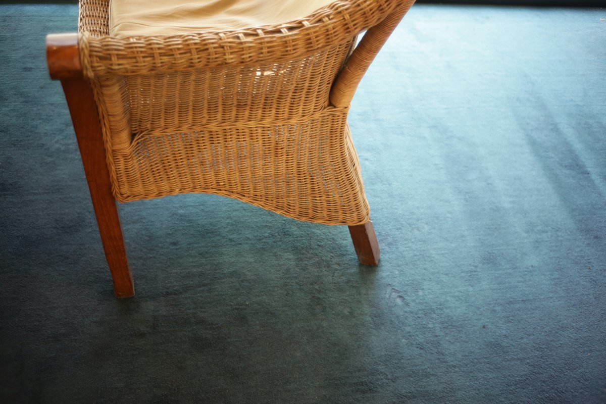Sillón de ratán sobre un suelo de terraza