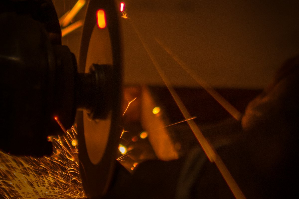 Chispas al trabajar metal en un taller