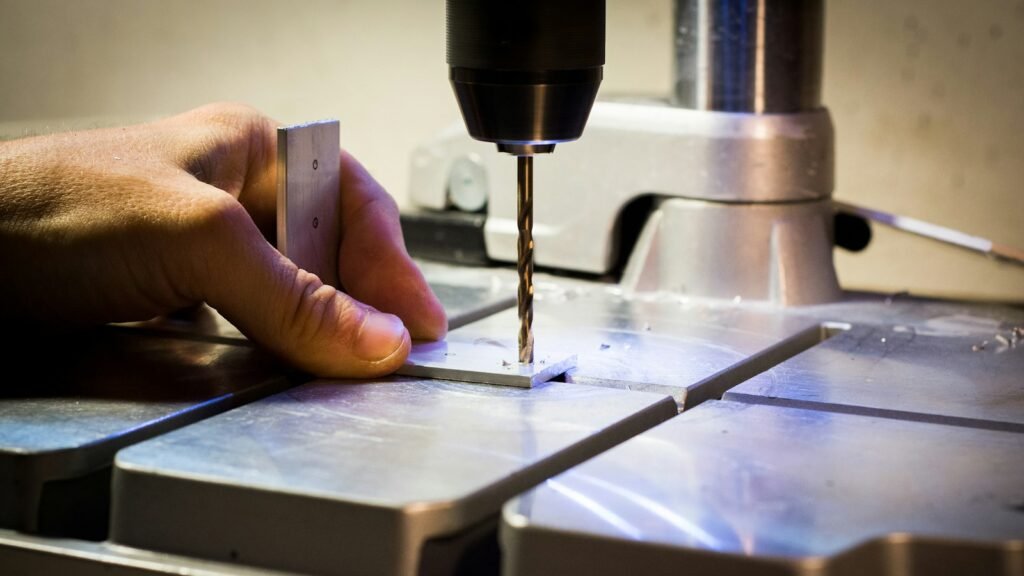 Taladrando una pieza de metal en un taladro de columna