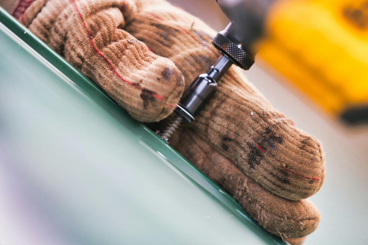 Trabajando el borde de un cristal con guantes