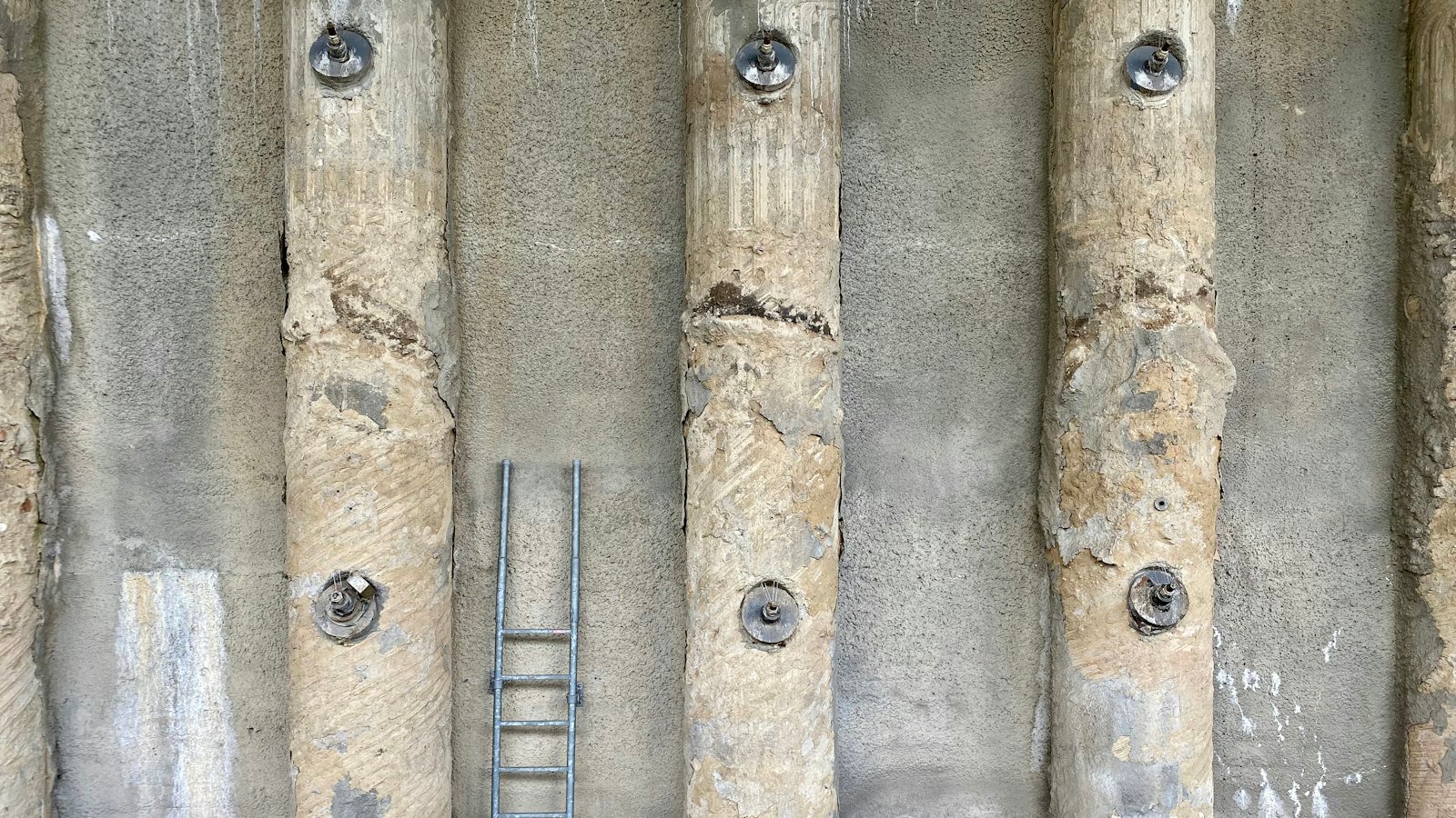 Muro de hormigón con agujeros de broca