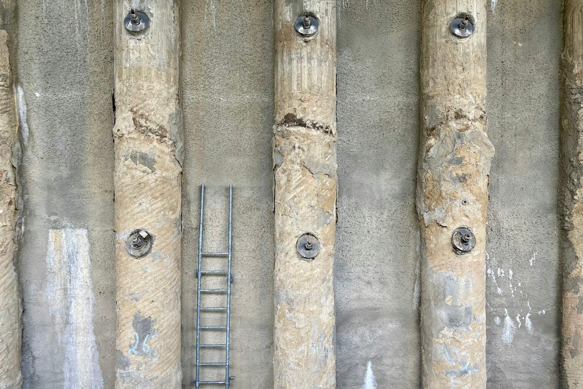 Muro de hormigón con agujeros de broca