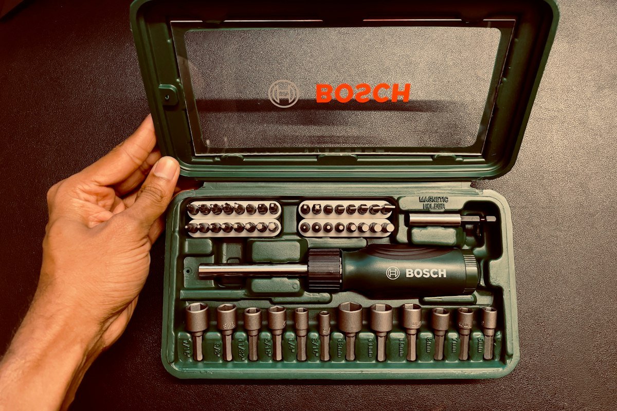 Estuche de puntas de destornillador abierto en la mano