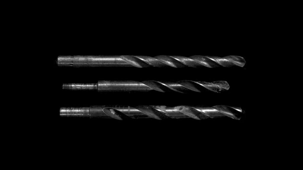 Tres brocas sobre fondo negro