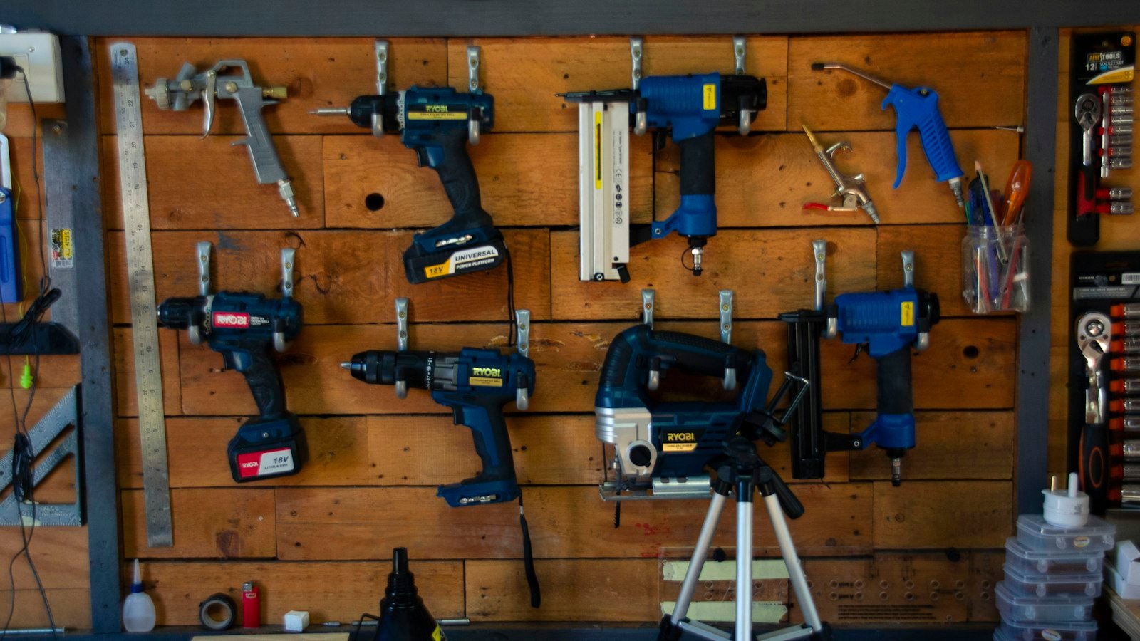 Taller con varios taladros colgados en la pared