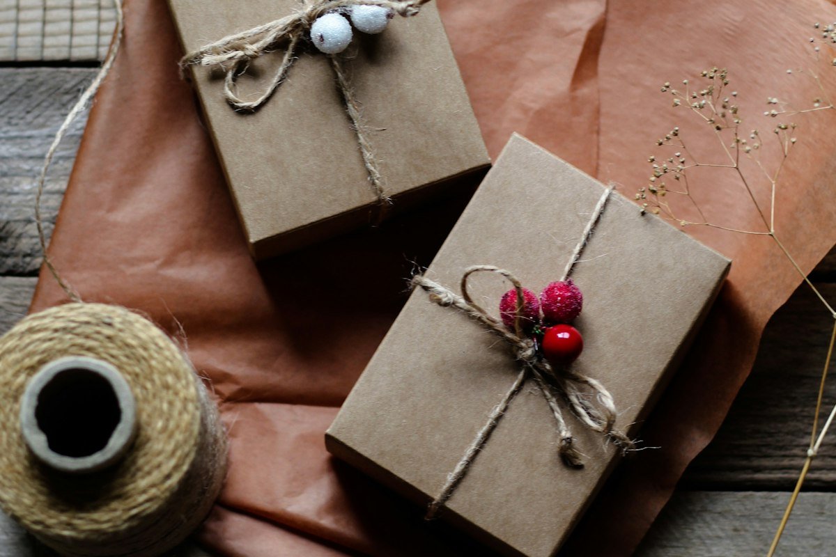 Regalos envueltos en papel kraft con cordel
