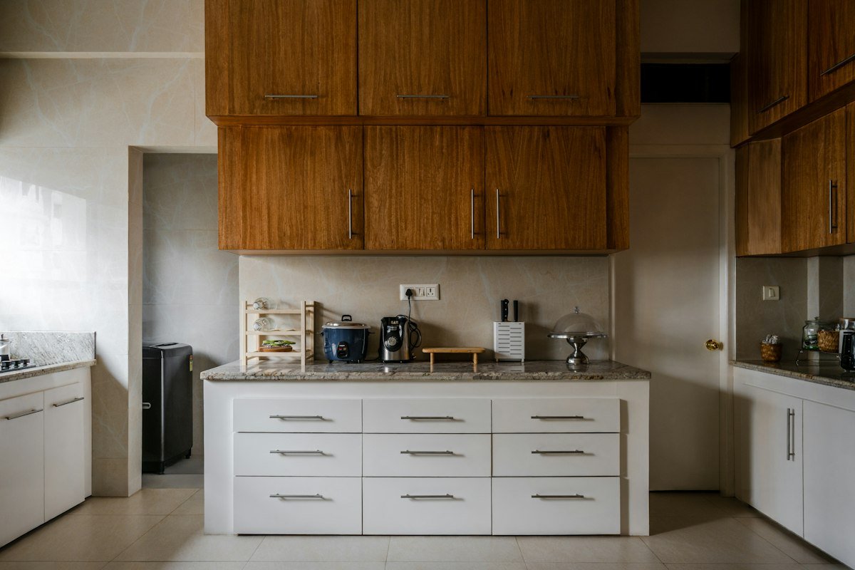 Muebles de cocina con puertas de madera y muebles bajos blancos