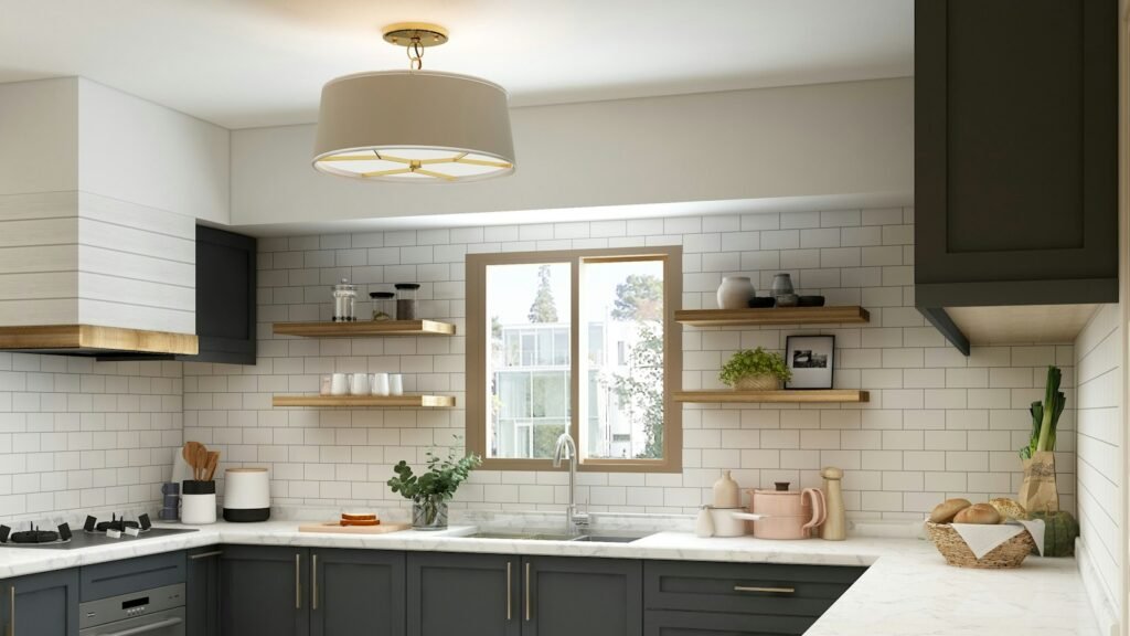 Cocina con muebles bajos oscuros y encimera clara