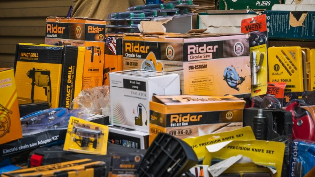 Pasillo de una tienda de herramientas con cajas de taladros
