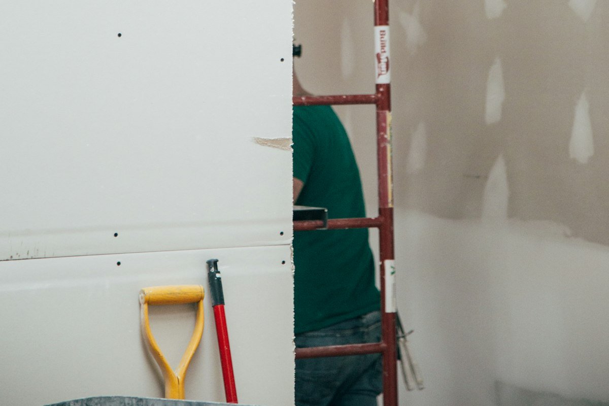 Placas de pladur recién colocadas en una pared