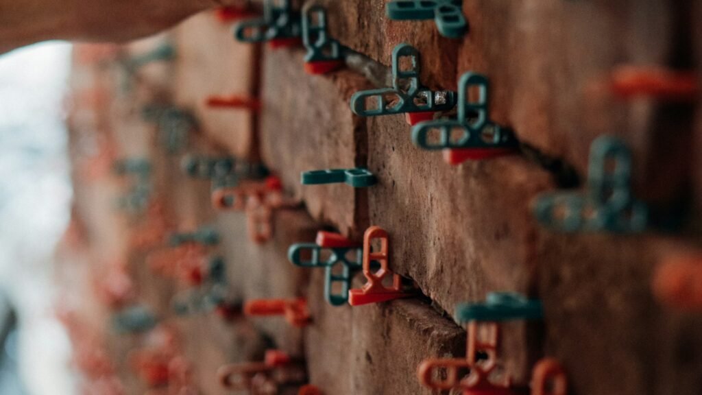 Mano sobre una pared llena de tacos de colores